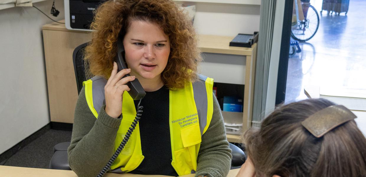 Die hauptamtliche Mitarbeiterin Jana Südhoff telefoniert im Beratungsraum des Kirchlichen Sozialdienstes für eine Ratsuchende.