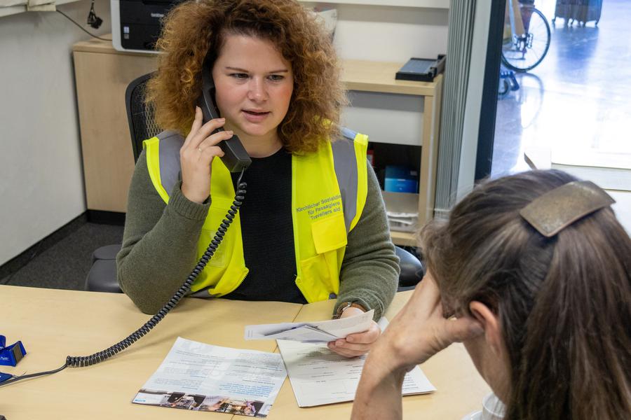 Die hauptamtliche Mitarbeiterin Jana Südhoff telefoniert im Beratungsraum des Kirchlichen Sozialdienstes für eine Ratsuchende.