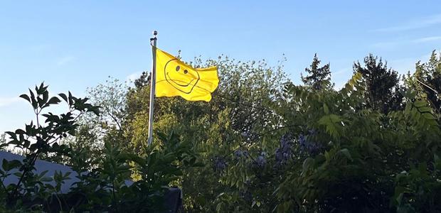 Smiley-Fahnen machen gute Laune. | Foto: Angela Wolf