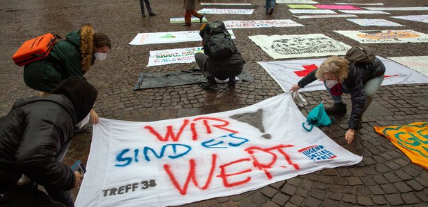 Mit vielen Plakaten für mehr Geld: Protest am Frankfurter Römerberg. | Foto: Rolf Oeser