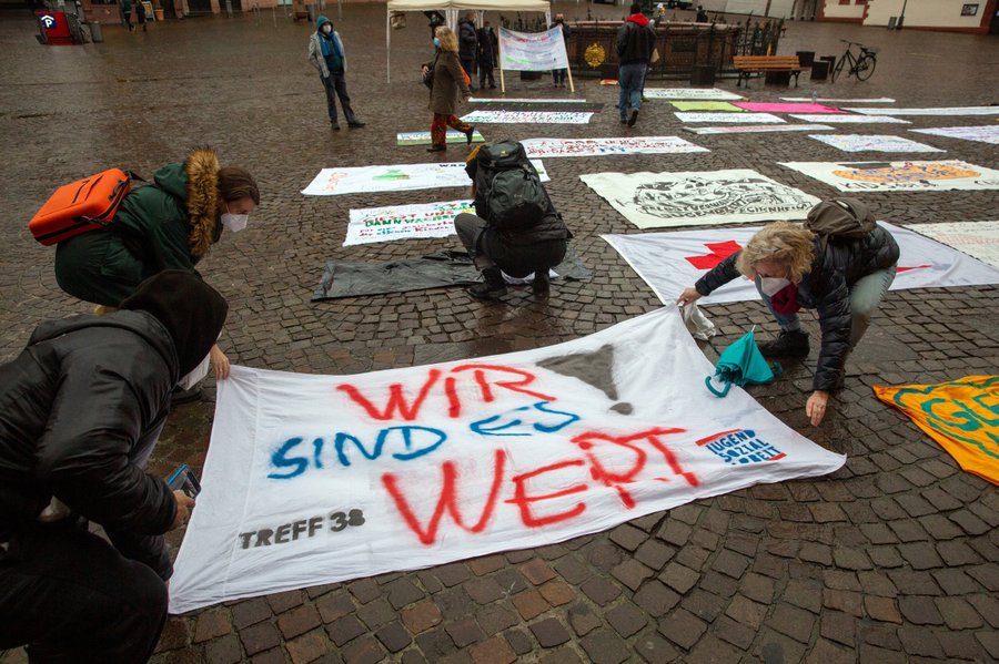 Mit vielen Plakaten für mehr Geld: Protest am Frankfurter Römerberg. | Foto: Rolf Oeser