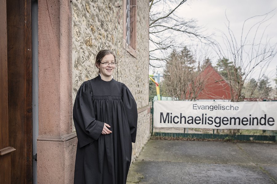 Antonia von Vieregge ist Pfarrerin der Michaelisgemeinde in Frankfurt-Berkersheim. | Foto: Rui Camilo