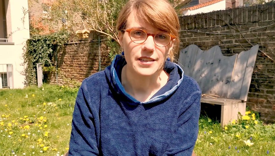 Screenshot: Pfarrerin Charlotte Eisenberg in ihrem Pfarrgarten in Sossenheim, wo sie ihren Beitrag "This is my Utopia" auch auf Video aufgenommen hat.