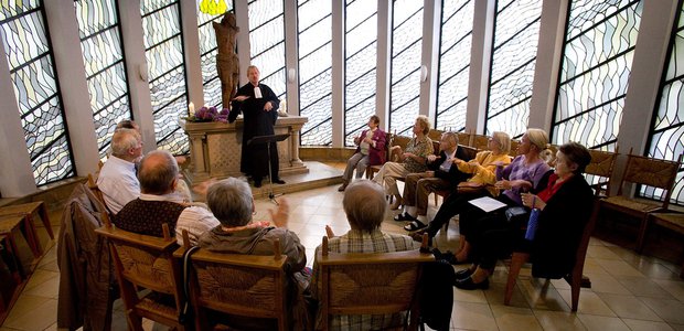 Auch wenn die Gemeinde formal aufgelöst, wird es weiter Gottesdienste in Gebärdensprache in Frankfurt geben. Hier eine Aufnahme mit Pfarrer Gerhard Wegner vor einigen Jahren. | Foto: Ilona Surrey
