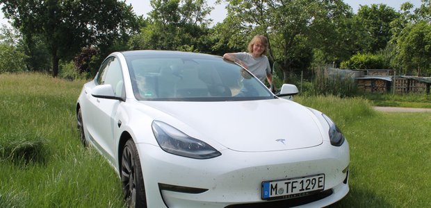 War schon einigermaßen beeindruckt vom Tesla: Redakteurin Angela Wolf bei der Probefahrt. | Foto: privat