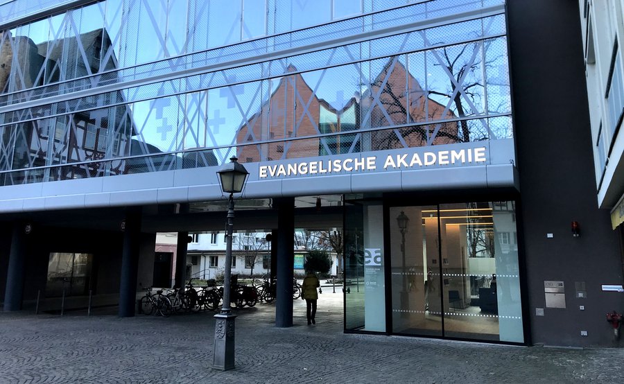 Seit 2017 frisch renoviert und mit schicker Glasfassade: Die Evangelische Akademie Frankfurt am Römerberg. | Foto: Antje Schrupp