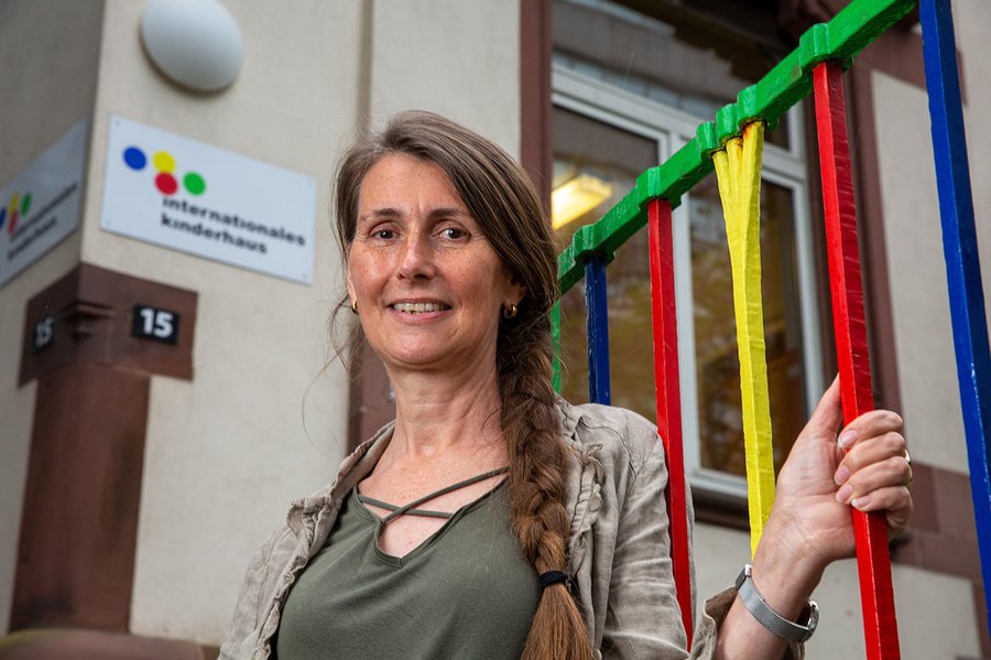 Die Leiterin des Internationalen Kinderhauses im Bahnhofsviertel, Angelika Totzer, freut sich über die Spende. | Foto: Rolf Oeser