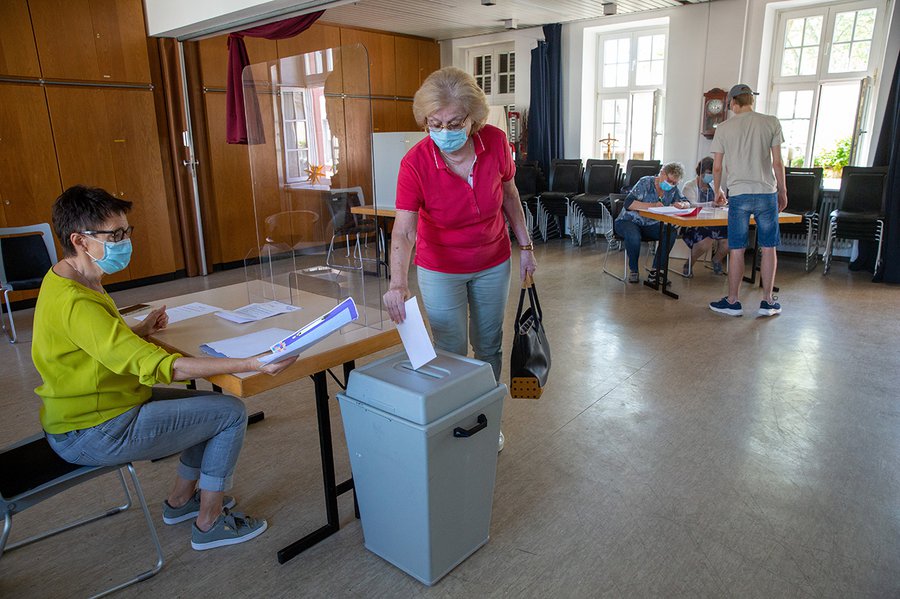Im Wahllokal der Paul-Gerhardt-Gemeinde in Niederrad. | Foto: Rolf Oeser
