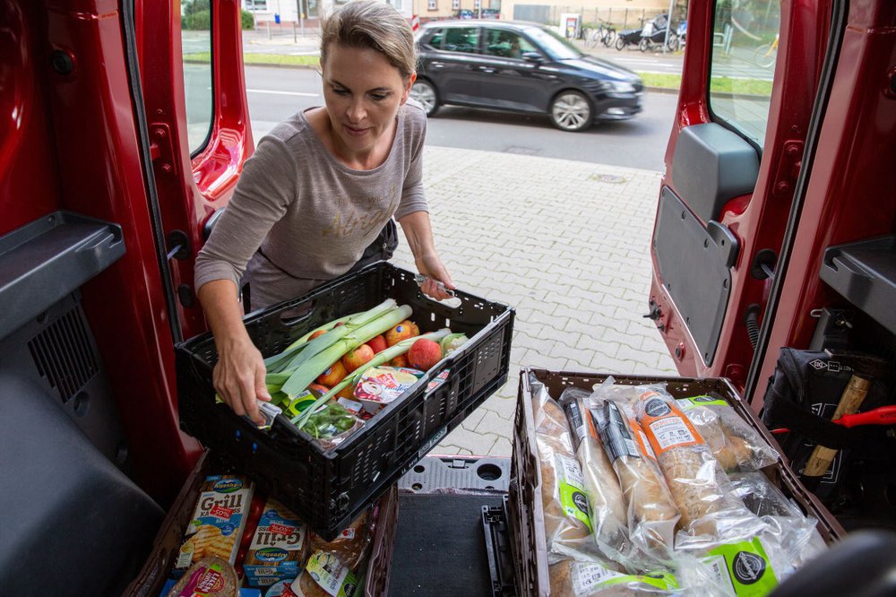 Unsere Autorin Sandra Hoffmann-Grötsch ist jeden Dienstag mit dem Abholen von Lebensmitteln im Supermarkt dran. | Foto: Rolf Oeser