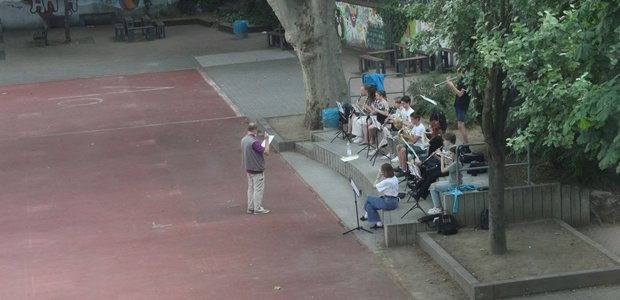 Erfreuen die Nachbarschaft: Musikunterricht im Freien auf dem Hof der Musterschule. | Foto: Kurt-Helmuth Eimuth