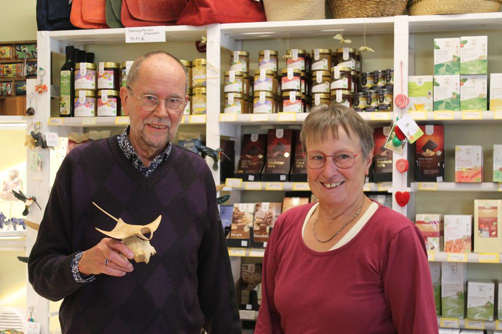 Gerhard und Ulla Suchan gehören zu dem ehrenamtlichen Team, das den Offenbacher Weltladen am Laufen hält. | Foto: Angela Wolf