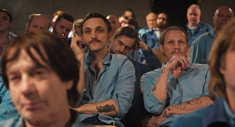 Hans (Franz Rogowski, Mitte links) und Viktor (Georg Friedrich) werden im Gefängnis Freunde. | Piffl Medien/Filmpresskit