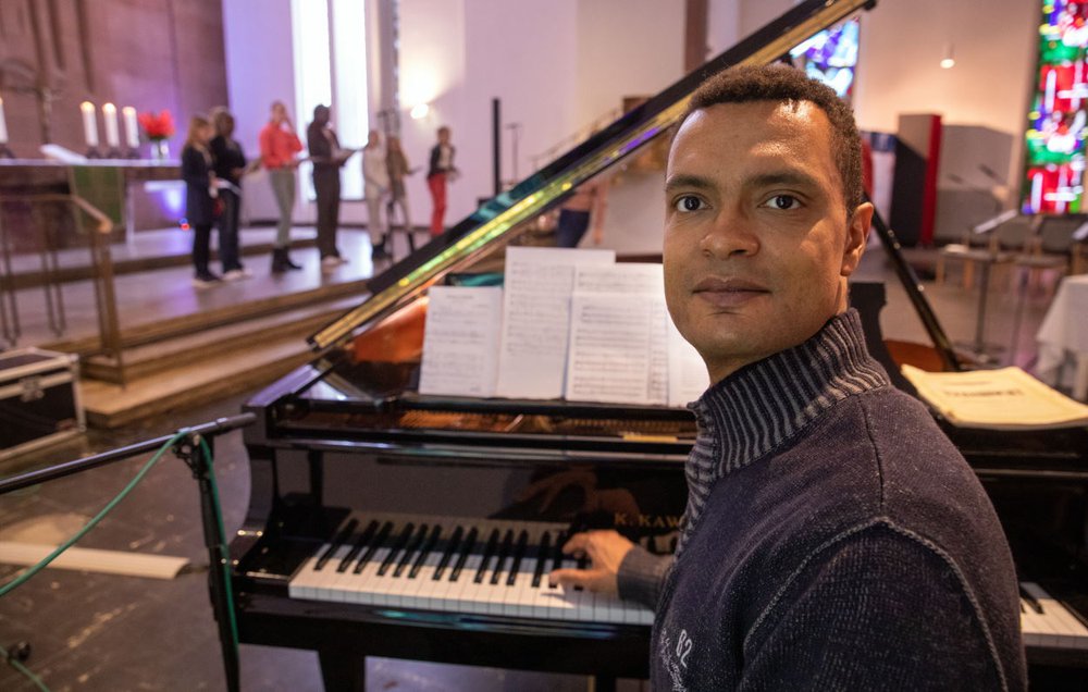 Kantor und Musikdozent Gerald Ssebudde will seine Studierenden für die Bedeutung der Musik im Protestantismus sensibilisieren. | Foto: Rolf Oeser