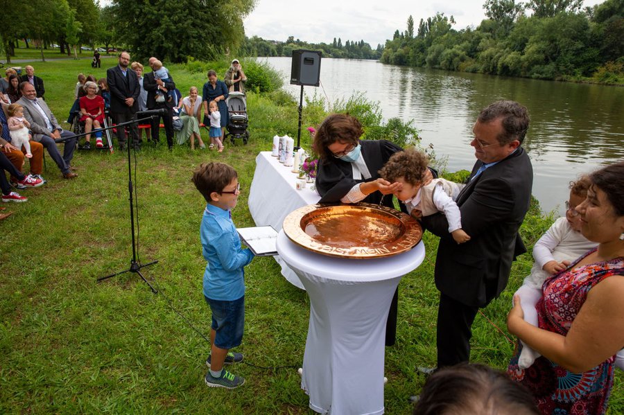Taufen am Main sind sehr bliebt – dieses Bild wurde voriges Jahr aufgenommen. Diesen Sommer wird am 9.  Juli ein großes Tauffest in Offenbach-Bürgel gefeiert. | Foto: Rolf Oeser