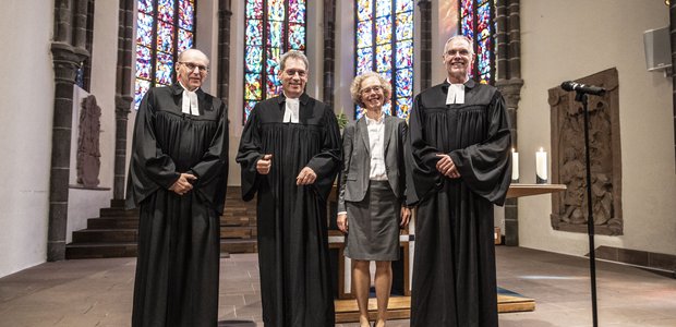 Stadtdekan Achim Knecht (rechts) und Präses Irmela von Schenck bei der Verabschiedung von Pfarrer Michael Frase (links) und der Einführung von Pfarrer Markus Eisele |