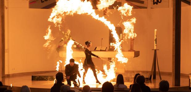 Feuer ist ein Symbol für jene Kraft, die Menschen „begeistert“: Pfingstperformance in der Oberräder Erlöserkirche. | Foto: Rolf Oeser