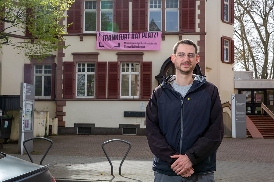 Pfarrer Felix von Elsberg vor dem Gemeindehaus mit Banner in Höchst. | Foto: Rolf Oeser