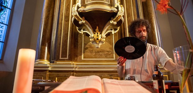 DJ Dan Bay beim Vinylgottesdienst in der Bornheimer Johanniskirche. | Foto: Rolf Oeser