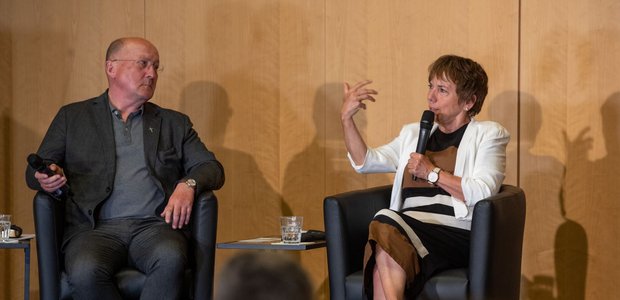 Johannes zu Eltz und Margot Käßmann bei ihrem Gespräch in Frankfurt. | Foto: Rolf Oeser