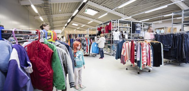 Der Familienmarkt in Frankfurt-Bergen Enkheim bietet Menschen mit Frankfurt-Pass günstige Einkaufsmöglichkeiten für Kleidung und Haushaltsgeräte. | Foto: Rui Camilo