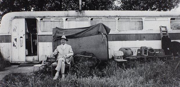 Herr L. vor seinem Wohnwagen in der Bonameser Straße, Aufnahme aus dem Jahr 1979. Seine Familie betrieb drei Generationen lang eine Wanderbühne. |Foto: Gunter Rambow