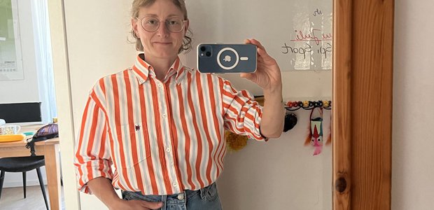 Selfie mit neuer Bluse aus dem Frankfurter Müll. | Foto: Angela Wolf