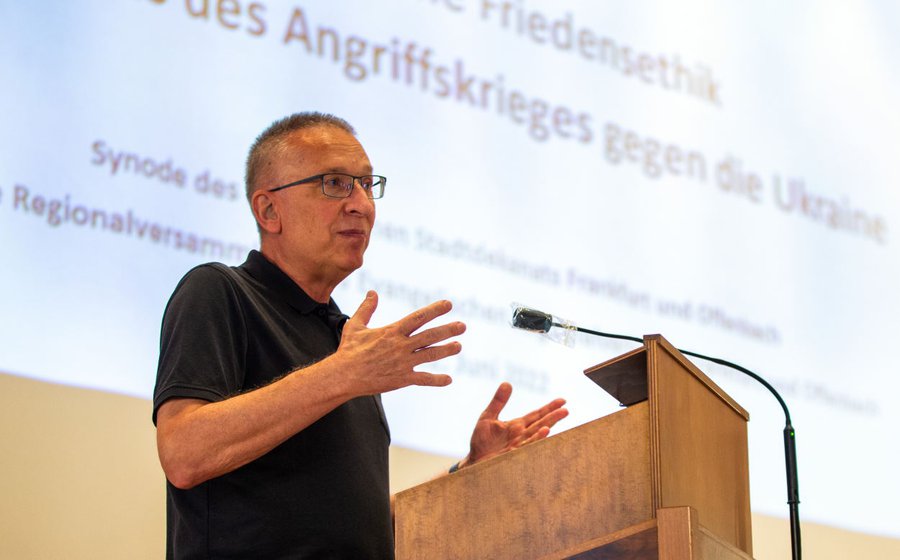 Peter Scherle bei seinem Vortrag vor dem Evangelischen Stadtsynode Frankfurt und Offenbach. | Foto: Rolf Oeser