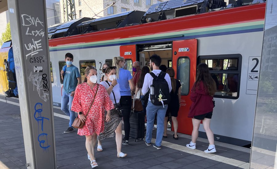 Das 9-Euro-Ticket sorgt für volle Züge. Gerade für ältere Menschen macht das die Zugfahrt nicht immer angenehm. | Foto: Angela Wolf