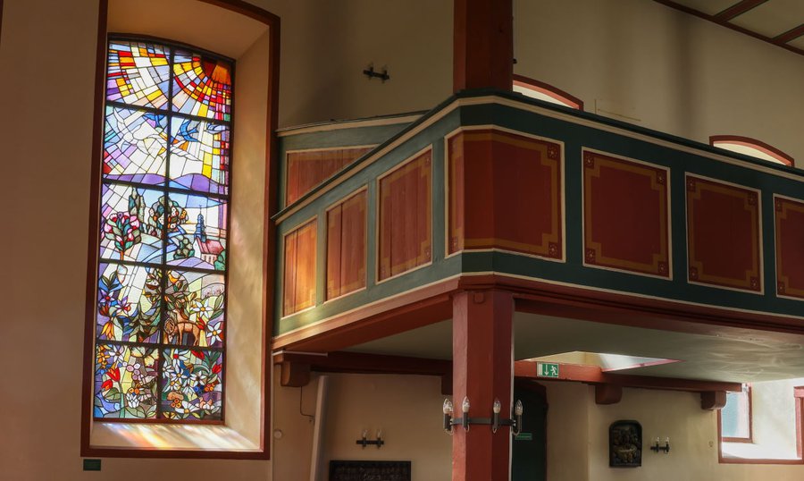 Das Südfenster der Auferstehungskirche zeigt dörfliche Idylle. | Foto: Rolf Oeser