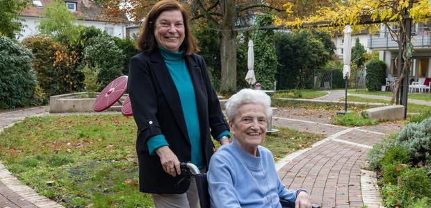 Elisabeth Plaut, hier mit einer Bewohnerin des Elisabeth-Maas-Hauses, ist von ihrem Ehrenamt begeistert und hofft auf Mitstreiterinnen. | Foto: Rolf Oeser