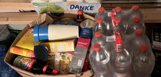 Konserven, Wasser, Streichhölzer, Klopapier: Notfallbox im Keller. | Foto: Angela Wolf