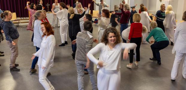 Anfangs tanzten nur die weiß gekleideten Veranstalter:innen, zum Schluss war fast die ganze Gemeinde in Bewegung: Tanzgottesdienst in der Andreasgemeinde. | Foto: Rolf Oeser