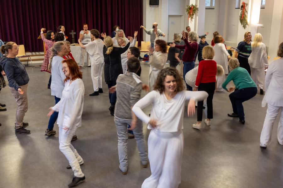 Anfangs tanzten nur die weiß gekleideten Veranstalter:innen, zum Schluss war fast die ganze Gemeinde in Bewegung: Tanzgottesdienst in der Andreasgemeinde. | Foto: Rolf Oeser