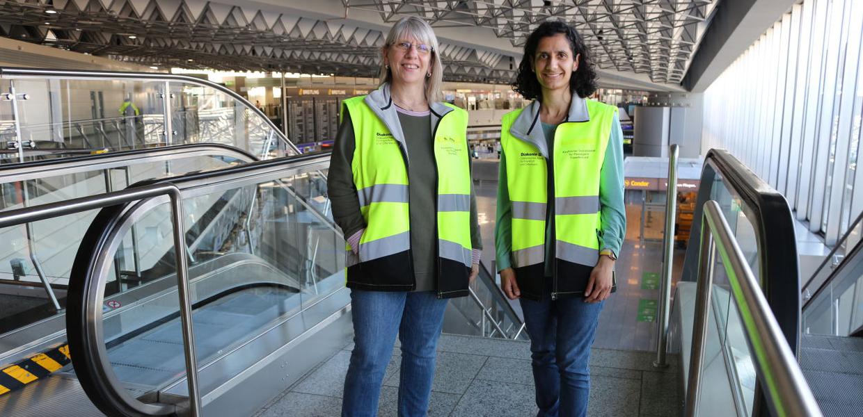 Bettina Janotta (links) und ihre Mitarbeiterin Carolin Jendricke helfen Menschen, die am Flughafen stranden. | Foto: Flughafensozialdienst