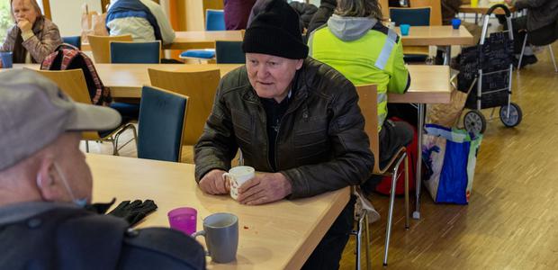 Kaffee und Gespräche: Manfred P. (mit Mütze) beim Frühstück. | Foto: Rolf Oeser