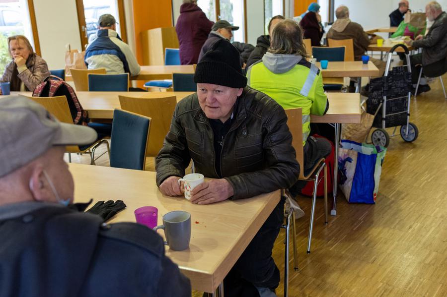 Kaffee und Gespräche: Manfred P. (mit Mütze) beim Frühstück. | Foto: Rolf Oeser