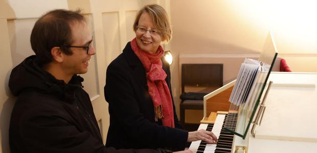 Stephanie von Selchow bei der Schnupperstunde an der Orgel mit Kantor Lukas Ruckelshausen. | Foto: Rolf Oeser