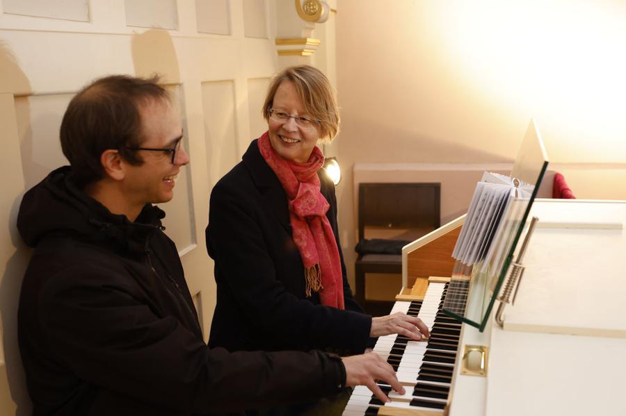 Stephanie von Selchow bei der Schnupperstunde an der Orgel mit Kantor Lukas Ruckelshausen. | Foto: Rolf Oeser