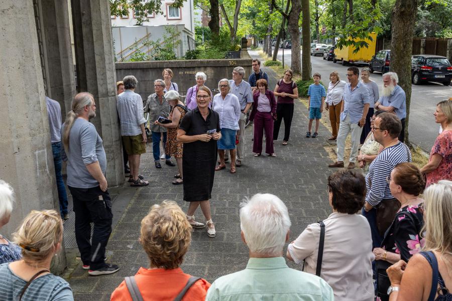 Stephanie Wellnitz erläutert die Bedeutung der Friedenskirche. | Foto: Rolf Oeser