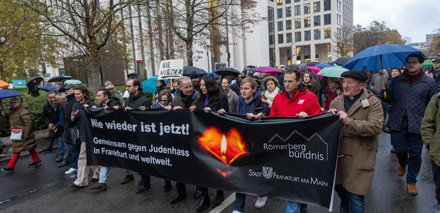 Demonstration gegen Antisemitismus und Hass auf Jüdinnen und Juden, organisiert vom Römerbergbündnis aus Kirchen, Gewerkschaften und Jugendring zusammen mit der Stadt Frankfurt. | Foto: Rolf Oeser