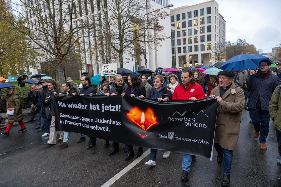 Demonstration gegen Antisemitismus und Hass auf Jüdinnen und Juden, organisiert vom Römerbergbündnis aus Kirchen, Gewerkschaften und Jugendring zusammen mit der Stadt Frankfurt. | Foto: Rolf Oeser