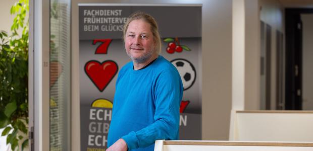 Kennt sich aus mit Glücksspielen: Suchtberater Veit Wennhak. | Foto: Rolf Oeser