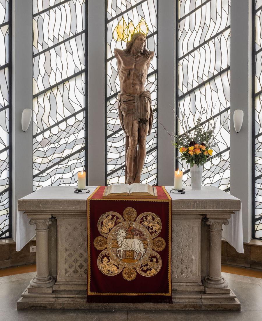 Jesus als Opferlamm. Altar der Lutherkirche im Frankfurter Nordend. | Foto: Rui Camilo.