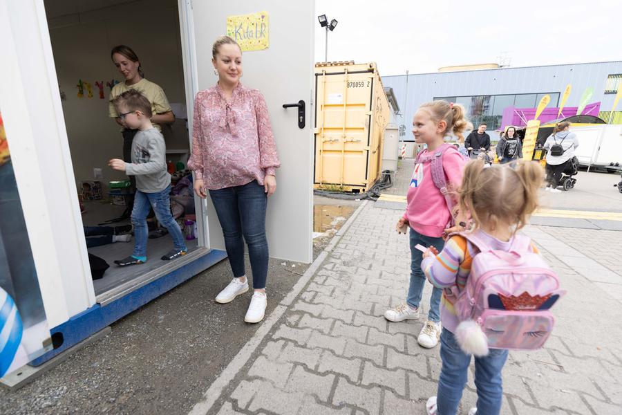 Dass ihre Kinder jetzt eine Kita auf dem Festgelände haben, ist für die Eltern eine Entlastung. | Foto: Sophie Schüler