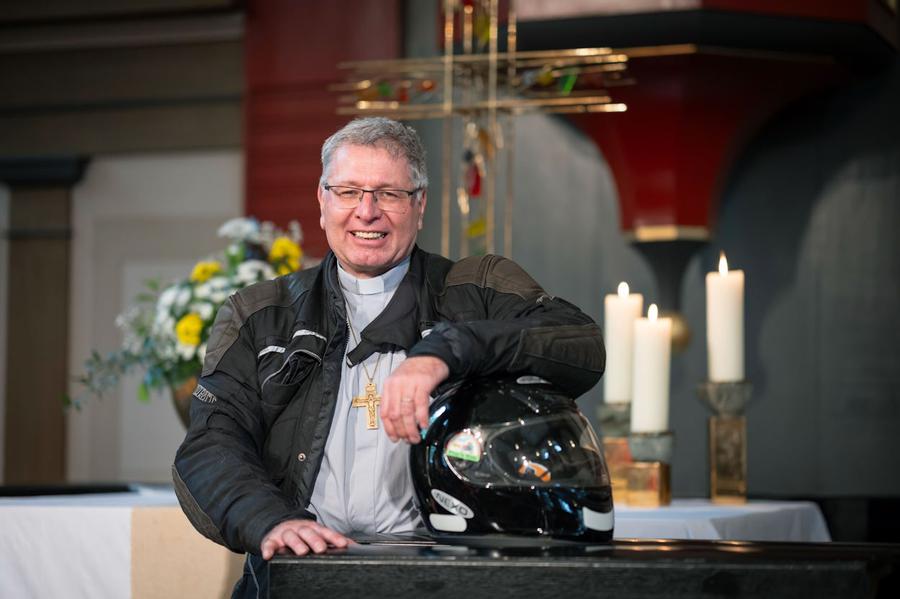 Motorrad-Pfarrer Thorsten Heinrich hört zum Jahresende auf. | Foto:Tim Wegner/epd-Bild