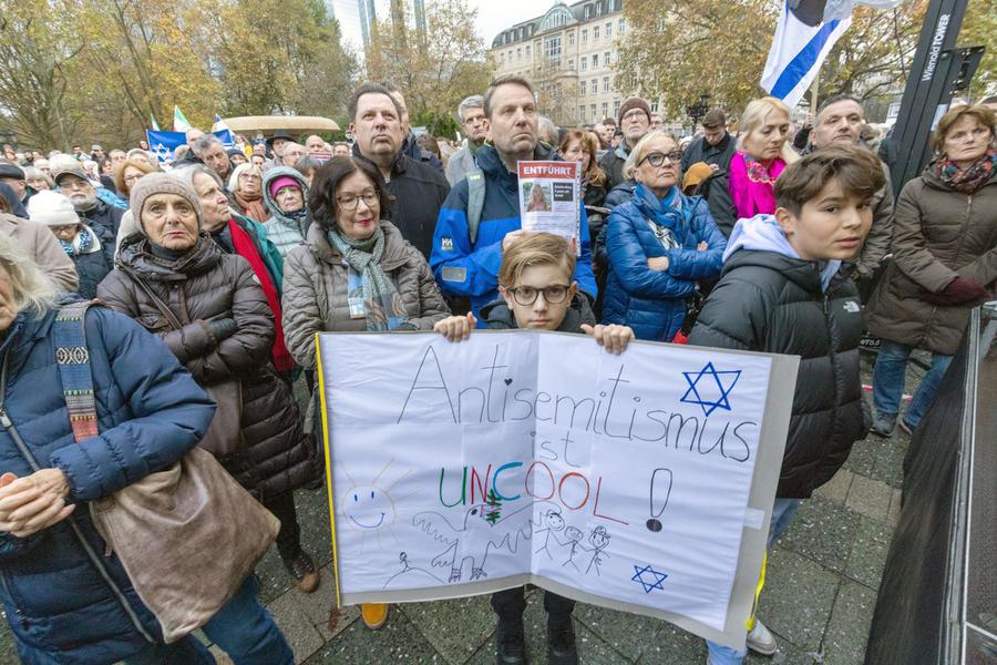 „Antisemitismus ist uncool“ : Demonstration des Römerbergbündnisses nach dem Massaker der Hamas am 7. Oktober 2023. | Rolf Oeser