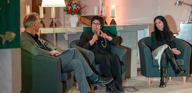 Pfarrer Burkhard Weitz, Seyran Ateş und Serra Tavsanlı beim Gespräch in der Friedenskirche. | Foto: Rolf Oeser