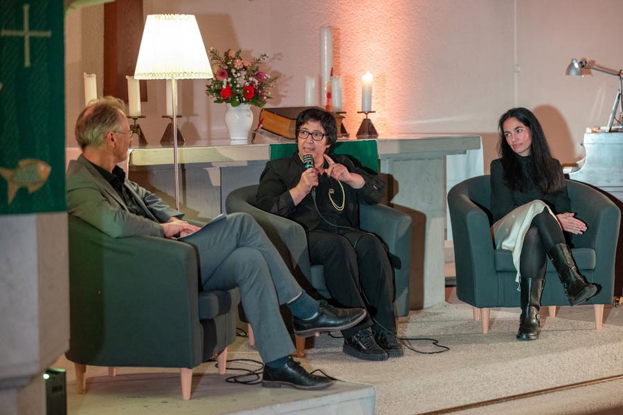 Pfarrer Burkhard Weitz, Seyran Ateş und Serra Tavsanlı beim Gespräch in der Friedenskirche. | Foto: Rolf Oeser