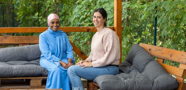 Salma aus Eritrea (links) hat mit Hilfe von Lea Roth eine Wohnung gefunden. Im November kann sie endlich aus der Übergangsunterkunft ausziehen. | Foto: Rolf Oeser