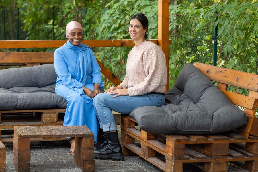 Salma aus Eritrea (links) hat mit Hilfe von Lea Roth eine Wohnung gefunden. Im November kann sie endlich aus der Übergangsunterkunft ausziehen. | Foto: Rolf Oeser